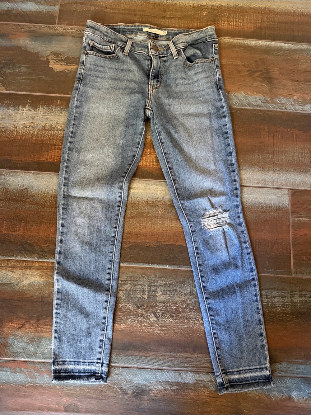 Levi's Women's Skinny Jeans in Light Blue Wash with Knee Distress Size 26
